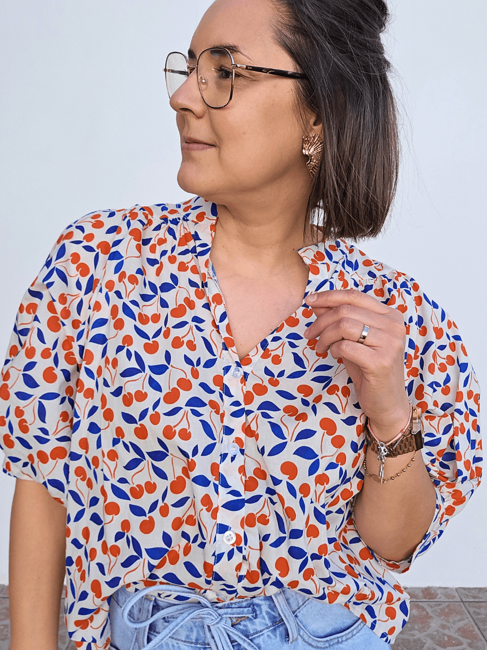 Blouse imprimé cerises en coton – manches bouffantes & col V