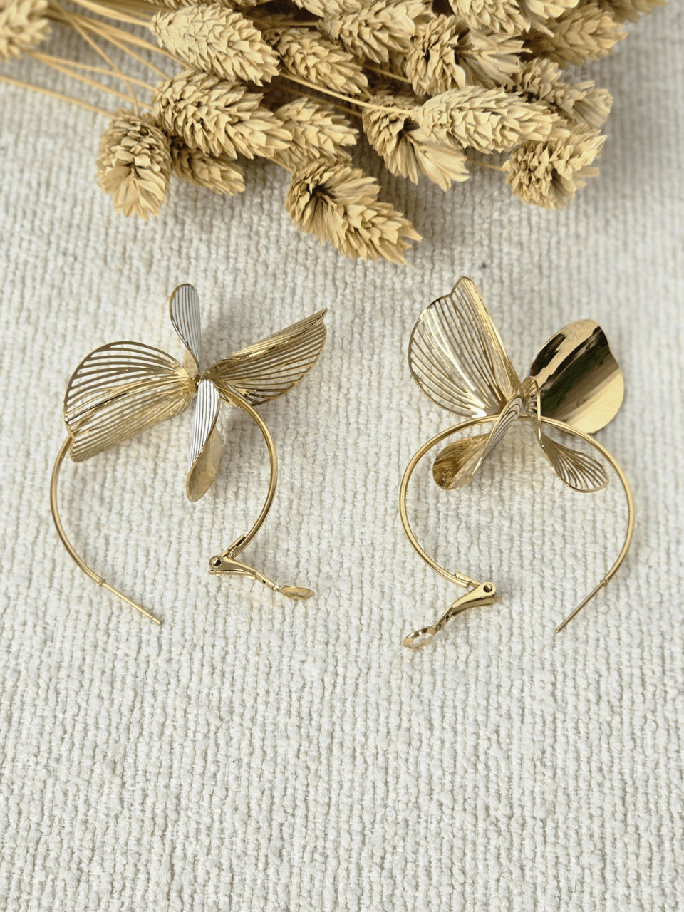 Boucles d’oreilles fleurs pendantes dorées et blanches – Créoles 3,5 cm