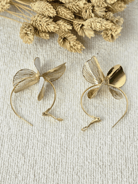 Boucles d’oreilles fleurs pendantes dorées et blanches – Créoles 3,5 cm
