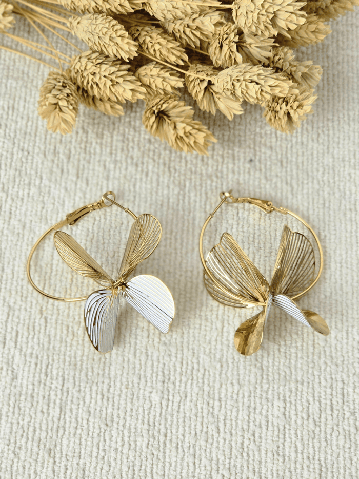 Boucles d’oreilles fleurs pendantes dorées et blanches – Créoles 3,5 cm