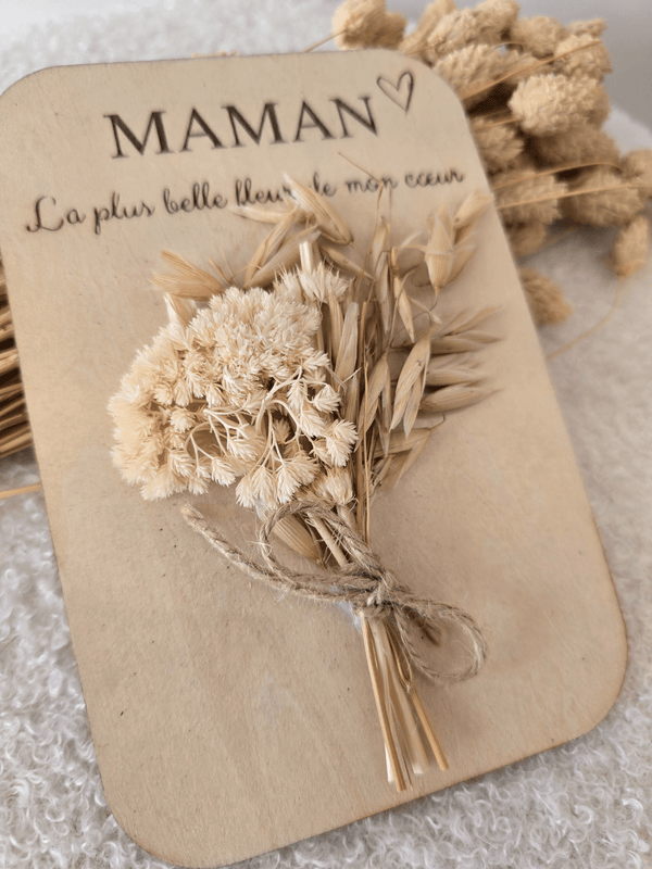 Carte en bois gravée et fleurs séchés