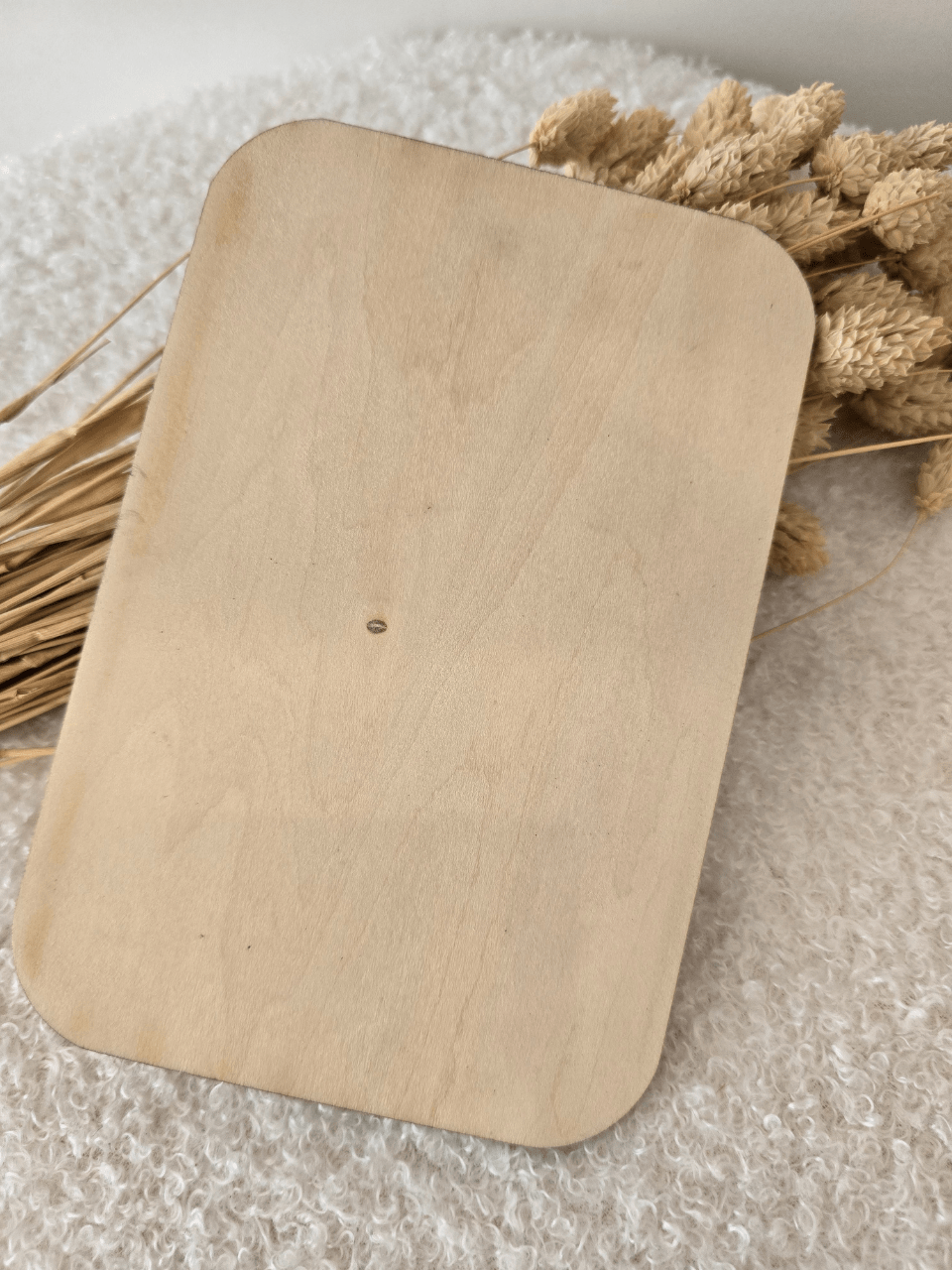 Carte en bois gravée et fleurs séchés