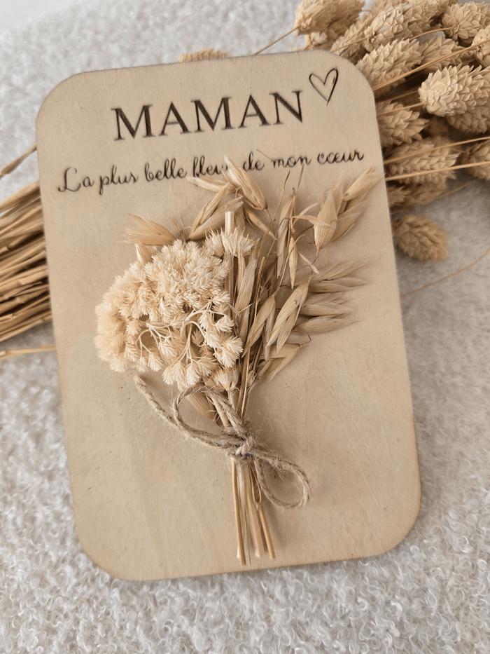 Carte en bois gravée et fleurs séchés