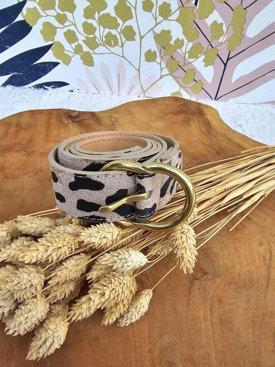 Ceinture en cuir daim motif léopard avec boucle dorée