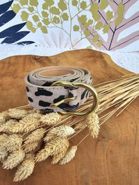 Ceinture en cuir daim motif léopard avec boucle dorée