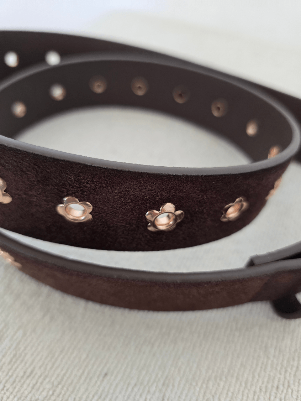 Ceinture marron femme détails dorés – Boucle ronde & motifs marguerite