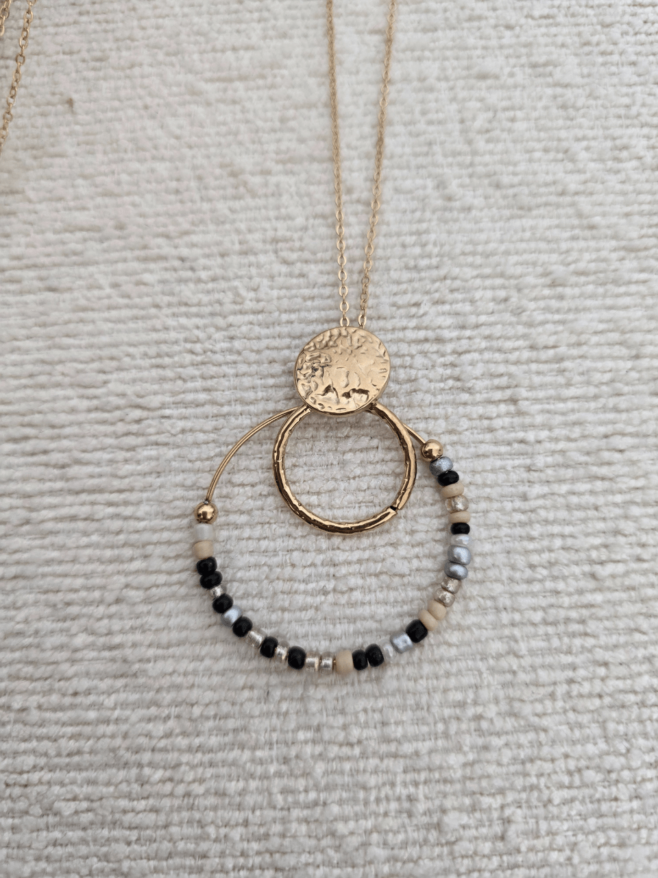Collier pendentif rond avec perles