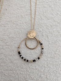 Collier pendentif rond avec perles