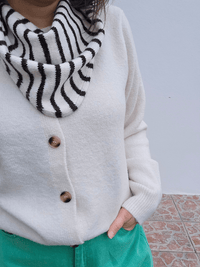 Gilet femme écru doux avec foulard rayé