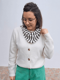 Gilet femme écru doux avec foulard rayé
