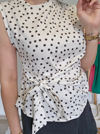 Haut chic blanc à pois noirs avec nœud latéral