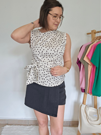 Haut chic blanc à pois noirs avec nœud latéral