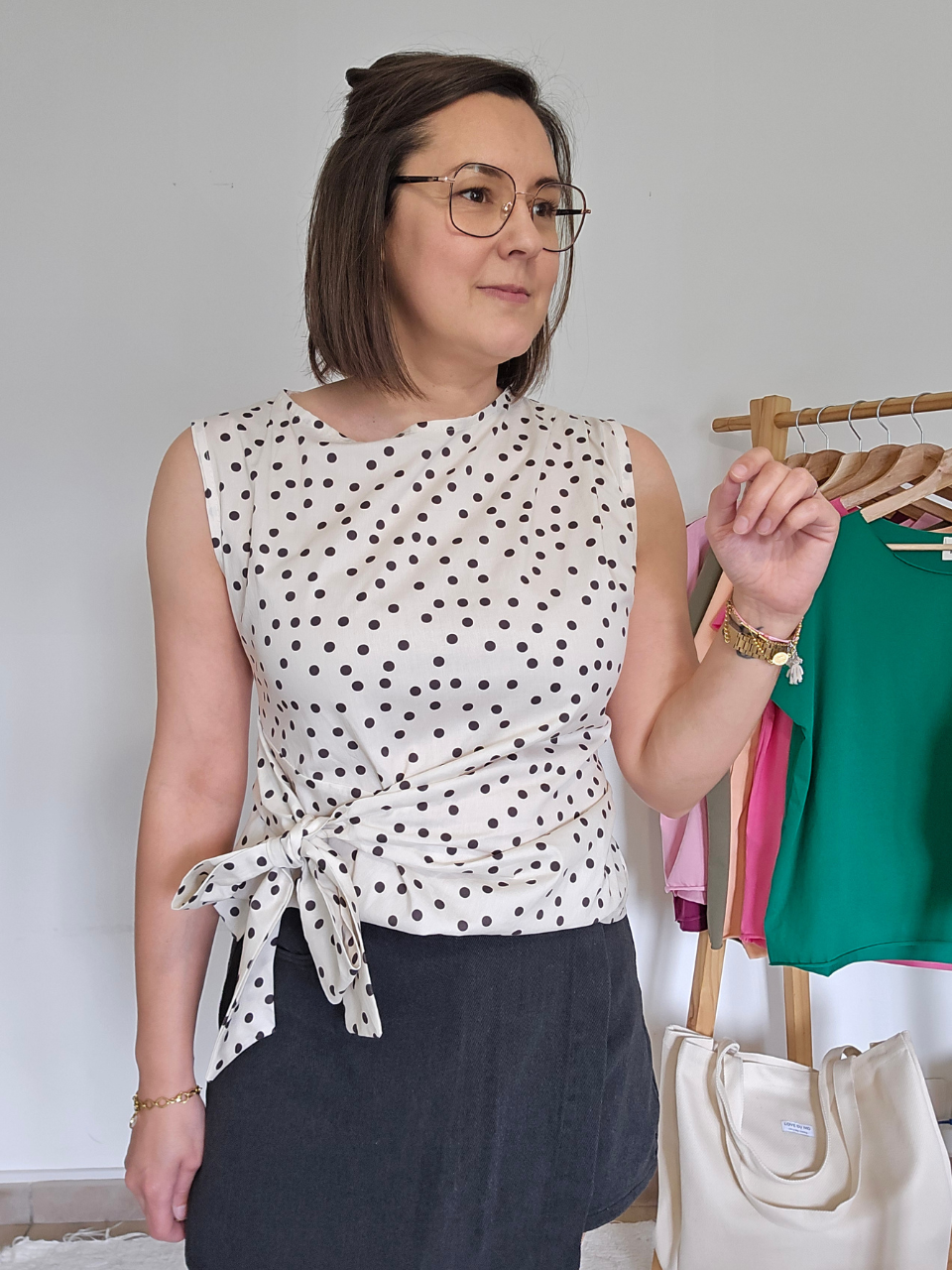 Haut chic blanc à pois noirs avec nœud latéral