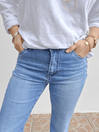 Jean femme straight leg bleu clair – Le denim intemporel