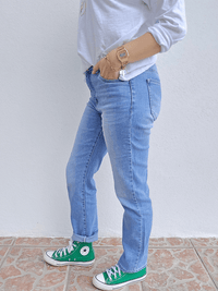 Jean femme straight leg bleu clair – Le denim intemporel