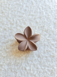 Petite barrette fleur cheveux – Finition mate