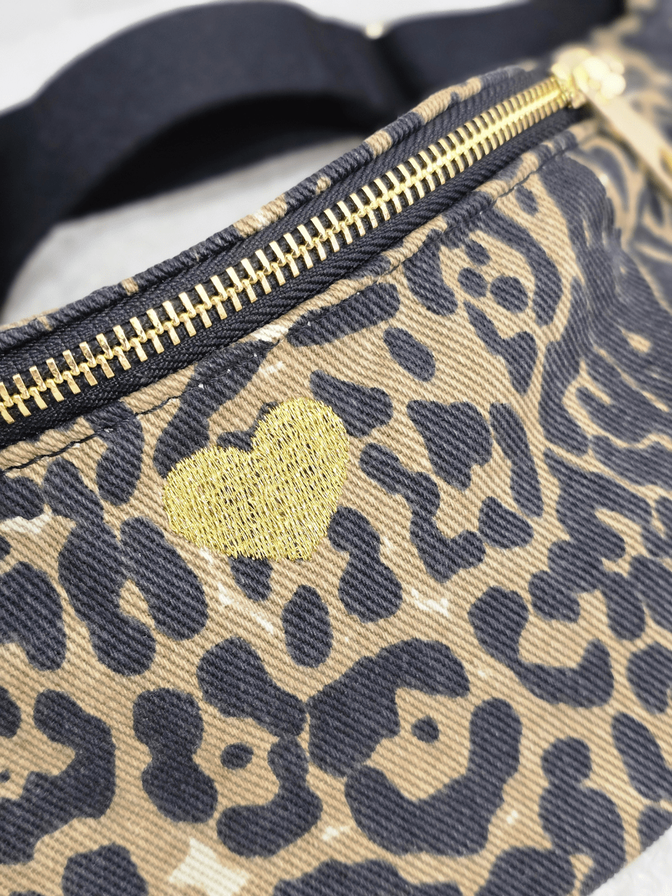 Sac banane en jean motif panthère – Cœur doré brodé