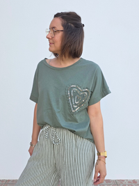 Tee-shirt en coton avec cœur brodé et strass – Taille unique