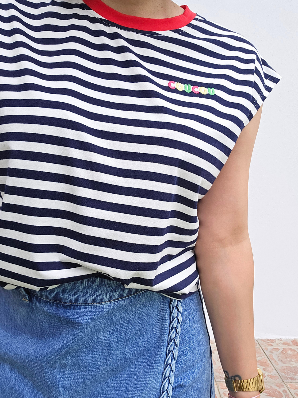 Tee-shirt rayé marine « Coucou » – broderie colorée, col rouge