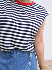 Tee-shirt rayé marine « Coucou » – broderie colorée, col rouge