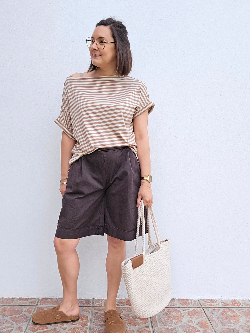 Tee-shirt rayé beige & chocolat – col bateau