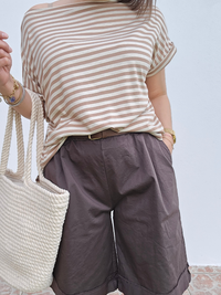 Tee-shirt rayé beige & chocolat – col bateau