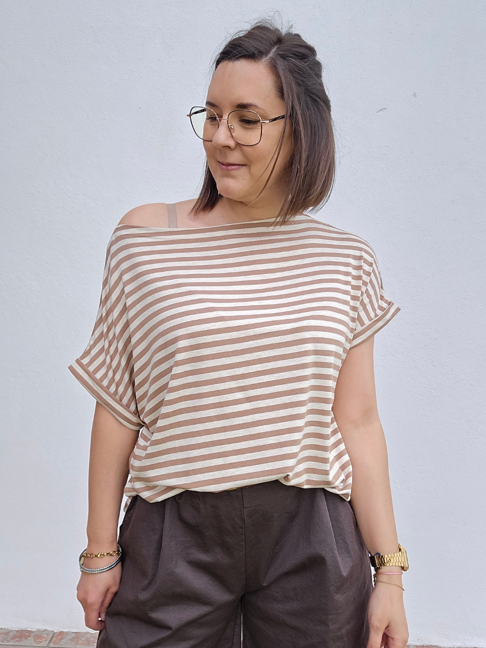 Tee-shirt rayé beige & chocolat – col bateau