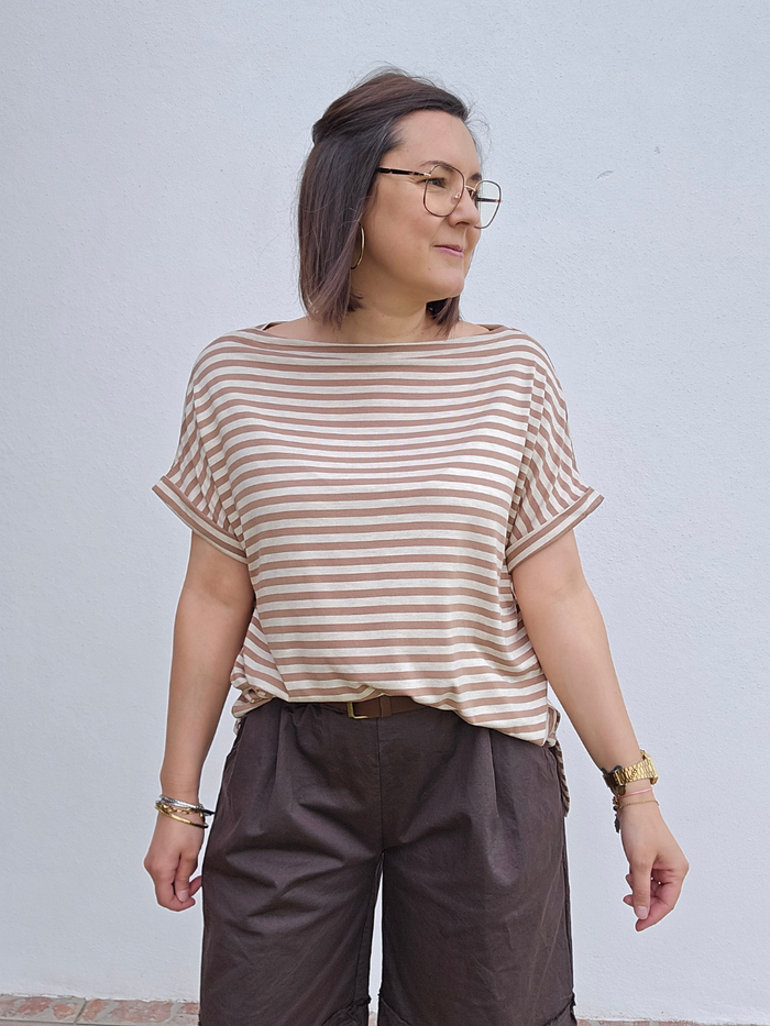 Tee-shirt rayé beige & chocolat – col bateau