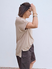 Tee-shirt rayé beige & chocolat – col bateau