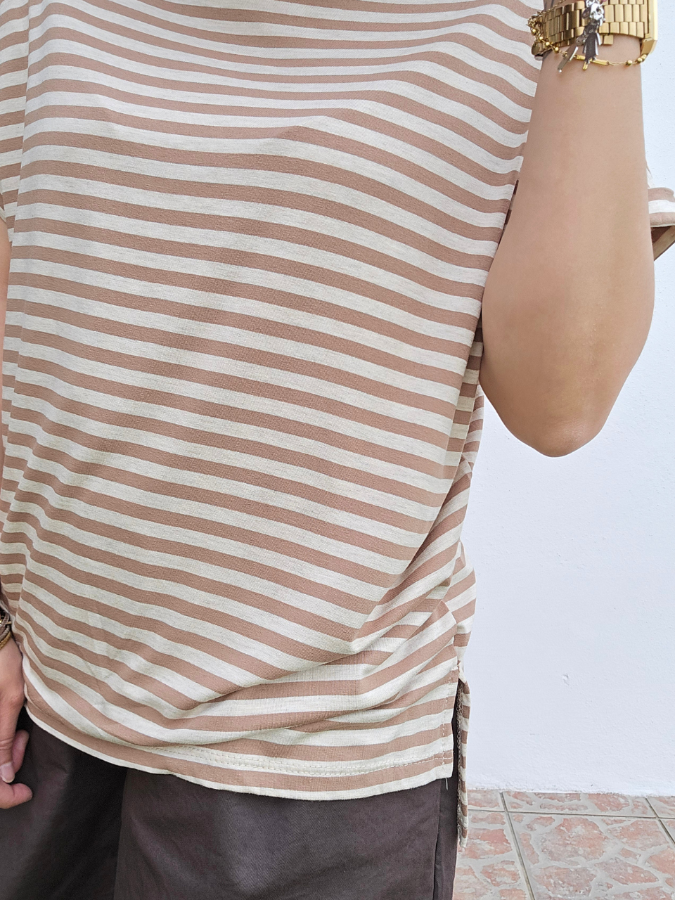 Tee-shirt rayé beige & chocolat – col bateau